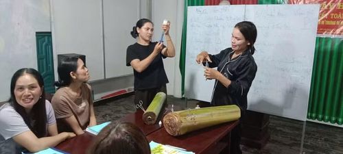 Học viên tập chích thuốc thú y trên thân cây chuối.