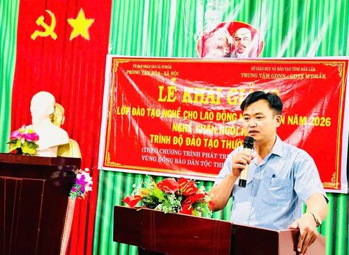 Ông Nguyễn Văn Trung phát biểu, đề nghị học viên nghiêm túc học tập, tiếp thu đầy đủ kiến thức để áp dụng vào thực tiễn chăn nuôi.
