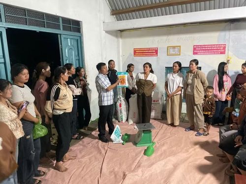 Học viên thực hành đo, định lượng thức ăn cho đàn heo theo hướng dẫn của giảng viên.
