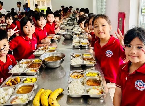 Bữa an bán trú của học sinh Hà Nội.