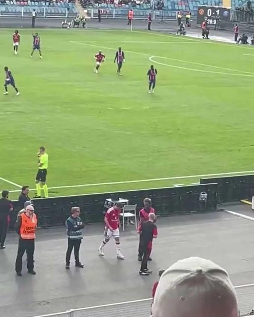 Tiền vệ Tyler Fletcher sau đó được tung vào sân để thay thế cho Mason Mount. Tình trạng của ngôi sao 27 tuổi vẫn đang tiếp tục được đội ngũ y tế Man Utd đánh giá thêm. Ảnh: The Sun.
