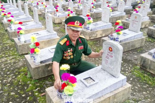 Ông Triển trong lần trở lại chiến trường xưa thăm viếng đồng đội.