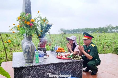 Ông Triển lặng người trước phần mộ những đồng đội.