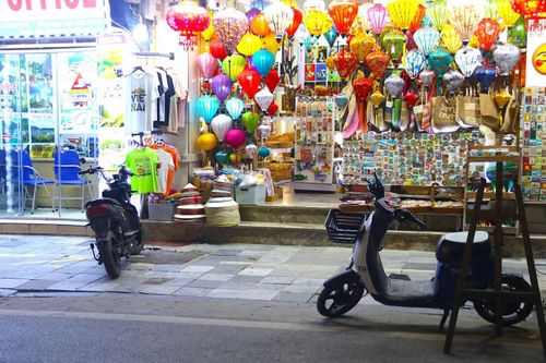 Nhiều người dân đã chủ động chuyển sang xe điện để thuận tiện di chuyển trong khu vực, từng bước duy trì thói quen này ngay cả trong các ngày làm việc thường nhật.
