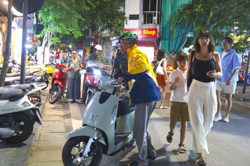 Anh Nam, người dân sinh sống tại phố Hàng Bạc, đã chuyển sang dùng xe điện hơn một tháng nay. "Làm nghề giao hàng nên từ khi có thông tin thí điểm, gia đình tôi đã chủ động đổi sang xe điện để thuận tiện làm ăn. Cuối tuần, khu vực này rất đông đơn, có xe điện di chuyển dễ dàng hơn, tôi cũng dần quen với quy định hạn chế phương tiện", anh Nam chia sẻ.