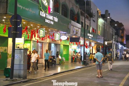 Bên trong vùng lõi, không gian đi bộ trở nên thông thoáng khi vắng bóng xe cơ giới. Đợt thí điểm lần này được coi là bước đệm quan trọng cho lộ trình chuyển đổi dài hạn của Thủ đô.