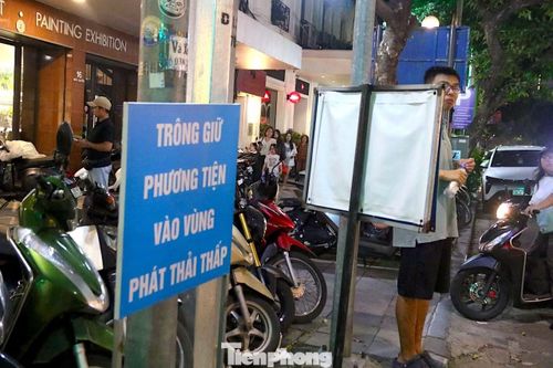 Bãi gửi xe tại vùng phát thải thấp trên phố Ngô Quyền (phường Hoàn Kiếm) đông đúc phương tiện vào dịp cuối tuần.
