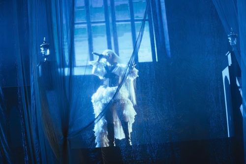 Phùng Khánh Linh đảm nhận concert hơn hai giờ mà không cần khách mời hỗ trợ. Bên cạnh giọng hát, cô phải xử lý vũ đạo, diễn xuất, thay đổi hình ảnh và duy trì tương tác với khán giả. Đây cũng là phép thử đáng kể về khả năng làm chủ một sân khấu quy mô hàng nghìn người. Thành công của đêm diễn cũng chứng minh sức mạnh lớn lao tiềm ẩn trong con người nữ ca sĩ bé nhỏ. Phùng Khánh Linh đặt ra thách thức không nhỏ cho đồng nghiệp trẻ muốn làm show. Không chỉ là chuyện cháy vé trong ít phút mở bán Live show ở TPHCM, Hà Nội mà là chất lượng nghệ thuật, sức hút và sự kết nối khăng khít với hàng nghìn khán giả bằng âm nhạc chữa lành và đậm màu sắc cá nhân.