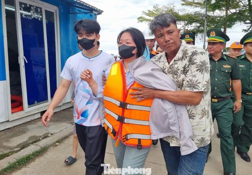 Ông Tường (bố chị P., bên phải) đón con gái trở về.