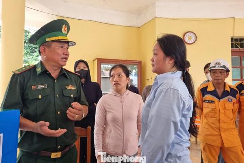 Gia đình chị P. cảm ơn lực lượng chức năng đã hết lòng tìm kiếm, cứu vớt và chăm sóc chị P.