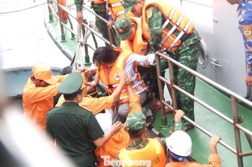 Tàu biên phòng đưa chị P. vào bờ trưa 9/8. Ảnh: Thanh Hiền.
