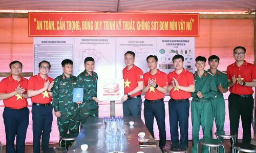 Đoàn đại biểu đến thăm, trao quà tặng cán bộ, chiến sĩ rà phá bom mìn Lữ đoàn Công binh 543/Quân khu 2. Ảnh: Lâm Đăng Hải