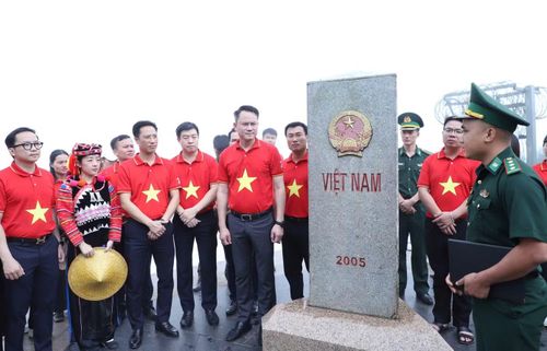 Đại biểu hành trình nghe giới thiệu về cột mốc số 0 - A Pa Chải. Ảnh: Lâm Đăng Hải
