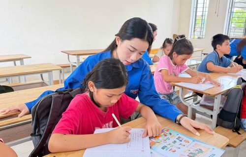  Những buổi học không chỉ giúp các em có thêm kiến thức, kỹ năng﻿ mà còn tạo không gian vui chơi, giao lưu trong những ngày hè. 