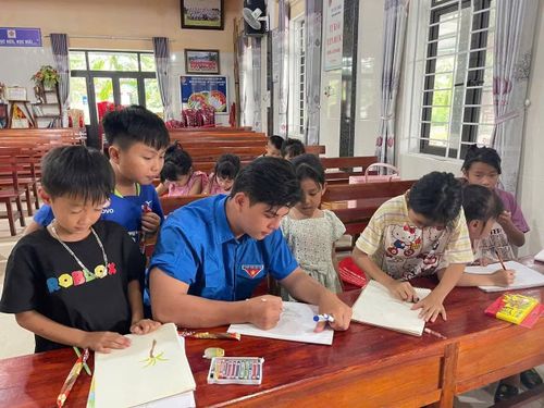  Tại xã Sơn Tây, lớp vẽ miễn phí﻿ được tổ chức tại Ngôi nhà trí tuệ thôn Hà Chua mang đến một không gian khác biệt. Hoạt động này do Đoàn trường THPT Cao Thắng tổ chức với mong muốn tạo sân chơi cho các em được thỏa sức sáng tạo, rèn luyện sự kiên nhẫn và tự tin thể hiện ý tưởng của mình. 