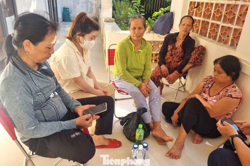 Bà con họ hàng các nạn nhân từ quê cũng ra túc trực trên bán đảo Sơn Trà để động viên người nhà và cùng chờ tin báo từ lực lượng tìm kiếm.