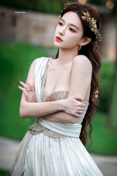 Theo Sina, mới đây tạp chí Madame Figaro China đã tổ chức sự kiện Thịnh Điển Figaro tại đảo Tam Á, Trung Quốc với sự quy tụ của hàng chục mỹ nhân nổi danh của màn giới giải trí Hoa ngữ như Chu Khiết Quỳnh, Khổng Tuyết Nhi, Triệu Chiêu Nghi, Hứa Giai Kỳ, Tôn Lạc Ngôn... Trong đó, Trình Tiêu bất ngờ trở thành ngôi sao được chú ý với tạo hình lấy cảm hứng từ nữ thần nguyệt quế Daphne trong thần thoại Hy Lạp.