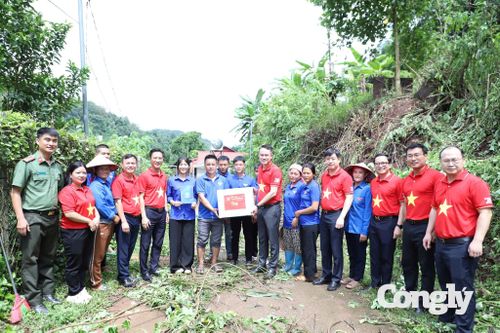 Đoàn thăm, tặng quà đội hình chiến dịch thanh niên tình nguyện hè xã Sín Thầu.