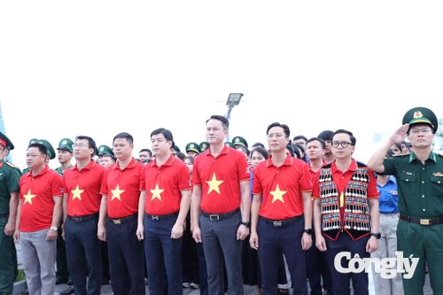 Lễ chào cờ được tổ chức tại cột cờ A Pa Chải (thuộc xã Sín Thầu, tỉnh Điện Biên).