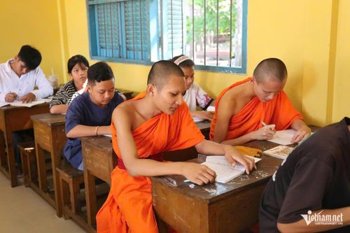 Các sư và em nhỏ dân tộc Khmer tham gia lớp học tại chùa Hai Con Cọp. Ảnh: Tào Đạt