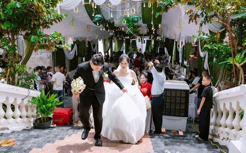 Cô dâu chỉ bước vài bước là về đến nhà chồng 