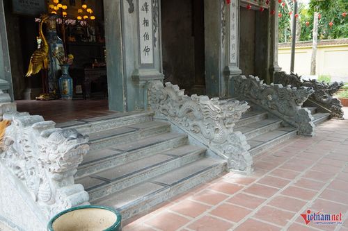 Rồng đá trước thềm hạ điện.