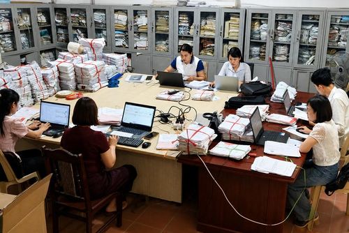 Cán bộ Văn phòng Đăng ký đất đai Thanh Hóa rà soát, đối chiếu, chuẩn hóa thông tin từng thửa đất trong chiến dịch cao điểm làm sạch dữ liệu đất đai.