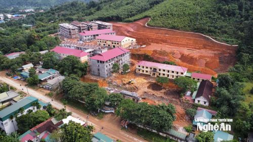 Trên công trường Trường Phổ thông nội trú liên cấp tiểu học và trung học cơ sở Quế Phong. Ảnh: Thành Cường