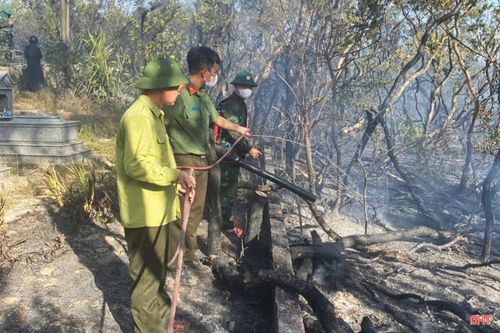 Các lực lượng chữa cháy dập tắt dứt điểm vụ cháy rừng ở thôn Phú Trung và Phú Hải (xã Kỳ Anh) vào ngày 8/6/2026.