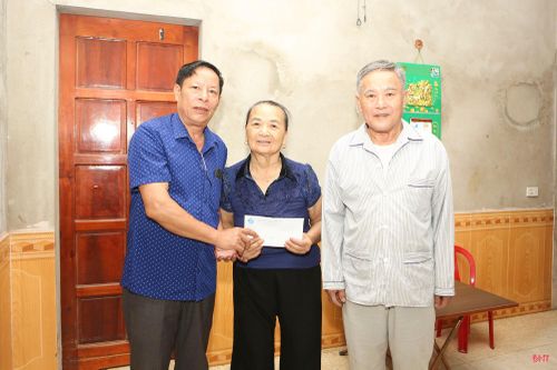 Ông Hồ Trọng Hùng, Chủ tịch Hội Chữ thập đỏ - Bảo trợ xã hội phường Thành Sen tặng quà cho ông Lê Tiến Thành và bà Lê Thị Mai nhân dịp Ngày vì nạn nhân chất độc da cam Việt Nam (10/8).