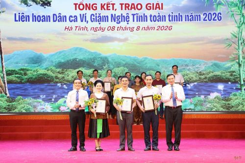 Ban tổ chức trao đồng giải nhì (không có giải nhất) cho 3 tập thể CLB Dân ca Ví, Giặm xã Tiên Điền, Tùng Lộc và Thạch Lạc.