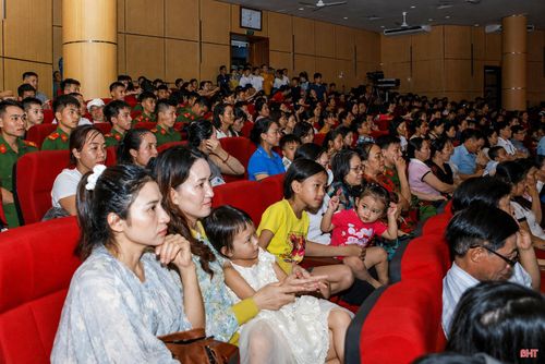 Trong suốt 3 đêm diễn ra liên hoan, khán giả luôn kín phòng.