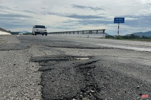 Một số đoạn vạch kẻ đường bị mờ hoặc chưa được kẻ vẽ, phần nhựa bị bong tróc, gồ ghề.