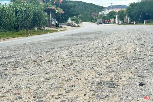 Tại Km79+420, đoạn qua thôn Nguyễn Huệ, xã Kỳ Xuân (Hà Tĩnh), mặt đường xuất hiện nhiều ổ gà, bong tróc và sụt lún.