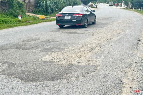 Các phương tiện khi đi qua đây đều phải đánh lái lấn làn để tránh ổ gà, tiềm ẩn nguy cơ xảy ra tai nạn. Theo người dân sống 2 bên đường, thời gian qua đã có nhiều vụ va quệt và tai nạn giao thông xảy ra tại đây.