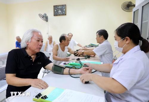 Nạn nhân dân cam được khám sức khỏe, thực hiện quy trình tẩy độc tại Trung tâm tẩy độc da cam (Hội nạn nhân chất độc da cam/dioxin tỉnh Hưng Yên). (Ảnh: Thế Duyệt/TTXVN)