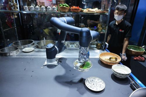 Phở số Hà Thành sử dụng máy móc chế biến phở.
