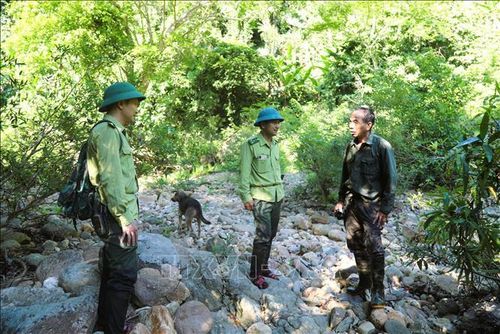 Lực lượng kiểm lâm Khu bảo tồn thiên nhiên Pù Huống, tỉnh Nghệ An tuyên truyền, phổ biến nâng cao nhận thức, kỹ năng cho người dân về công tác bảo vệ rừng, bảo vệ đa dạng sinh học và phòng, chống cháy rừng. Ảnh: Xuân Tiến/TTXVN