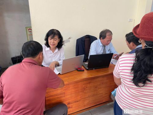 Các thành viên Hội Luật gia thành phố Đà Nẵng tư vấn pháp luật miễn phí cho người dân ngay tại cơ sở.