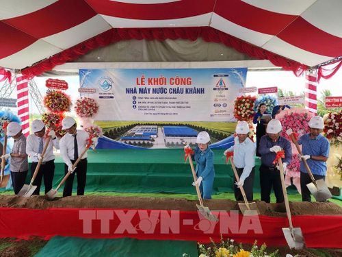 Đại biểu thực hiện nghi thức khởi công dự án Nhà máy nước Châu Khánh tại xã Tân Thạnh, Cần Thơ. Ảnh: TTXVN phát