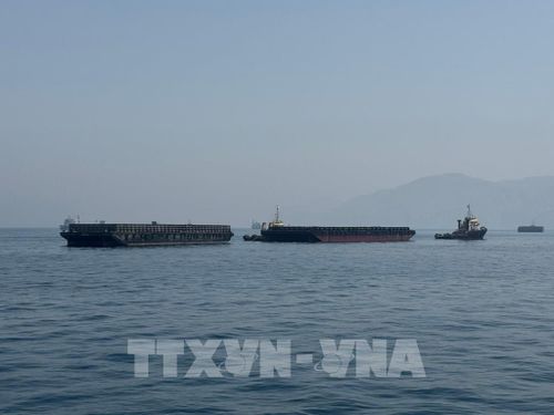 Tàu thuyền neo ngoài khơi thị trấn Khasab, Oman, chờ qua eo biển Hormuz. Ảnh: THX/TTXVN phát