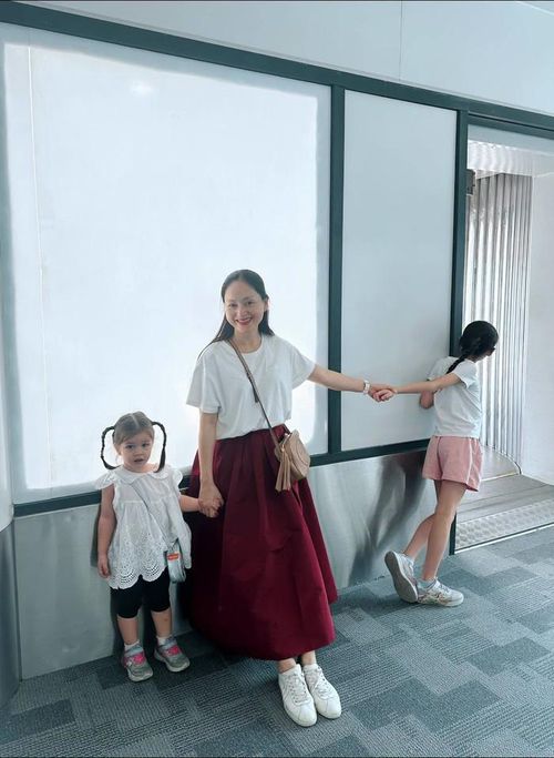 Lan Phương nỗ lực cân bằng cuộc sống bên hai con gái sau khi ly hôn chồng ngoại quốc vào tháng 5 năm nay. Ảnh: FBNV