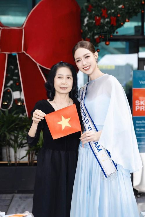 Hoa hậu Bảo Ngọc và mẹ trong ngày cô chính thức nhập cuộc Miss World.
