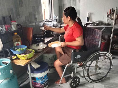 Không để bản thân trở thành gánh nặng, người phụ nữ Cơ Tu bị khuyết tật do chất độc da cam A Rất Men tự tay gánh vác các công việc nhà hằng ngày, nấu bữa cơm gia đình, chăm sóc chồng con.