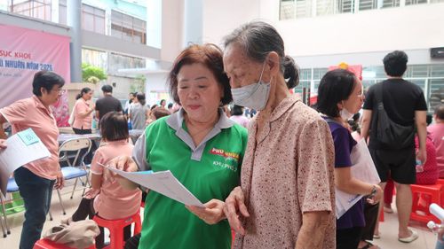 Bà Lê Thị Ngọc Điệp (bên phải) - người dân tại phường Phú Nhuận - đến khám sức khoẻ miễn phí.