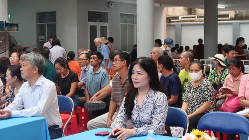 Các lãnh đạo và người dân tại địa phương tham gia tại lễ khai mạc ngày hội. 