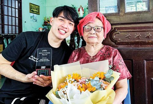 “Chuyện bà cháu” của Nguyễn Hồng Thủy và Nguyễn Thị Tám vừa nhận giải thưởng MCV Awards 2025. Ảnh: TLNV