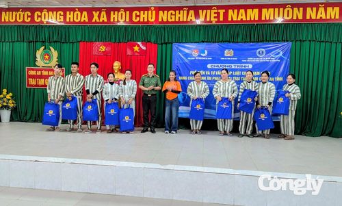Ban tổ chức đã trao tặng 20 phần quà ý nghĩa cho các phạm nhân tham dự chương trình