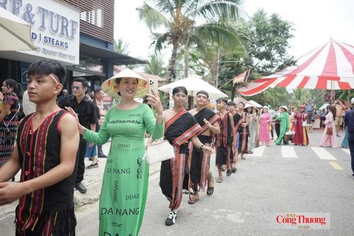 Diễu hành trình diễn trang phục dân tộc tại Lễ hội