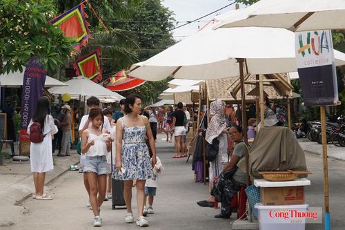 Điểm nhấn của Lễ hội là không gian chợ phiên với quy mô hơn 80 gian hàng quy tụ những nông đặc sản đặc trưng, sản phẩm thủ công mỹ nghệ, sản phẩm handmade, sản phẩm OCOP... của TP. Đà Nẵng